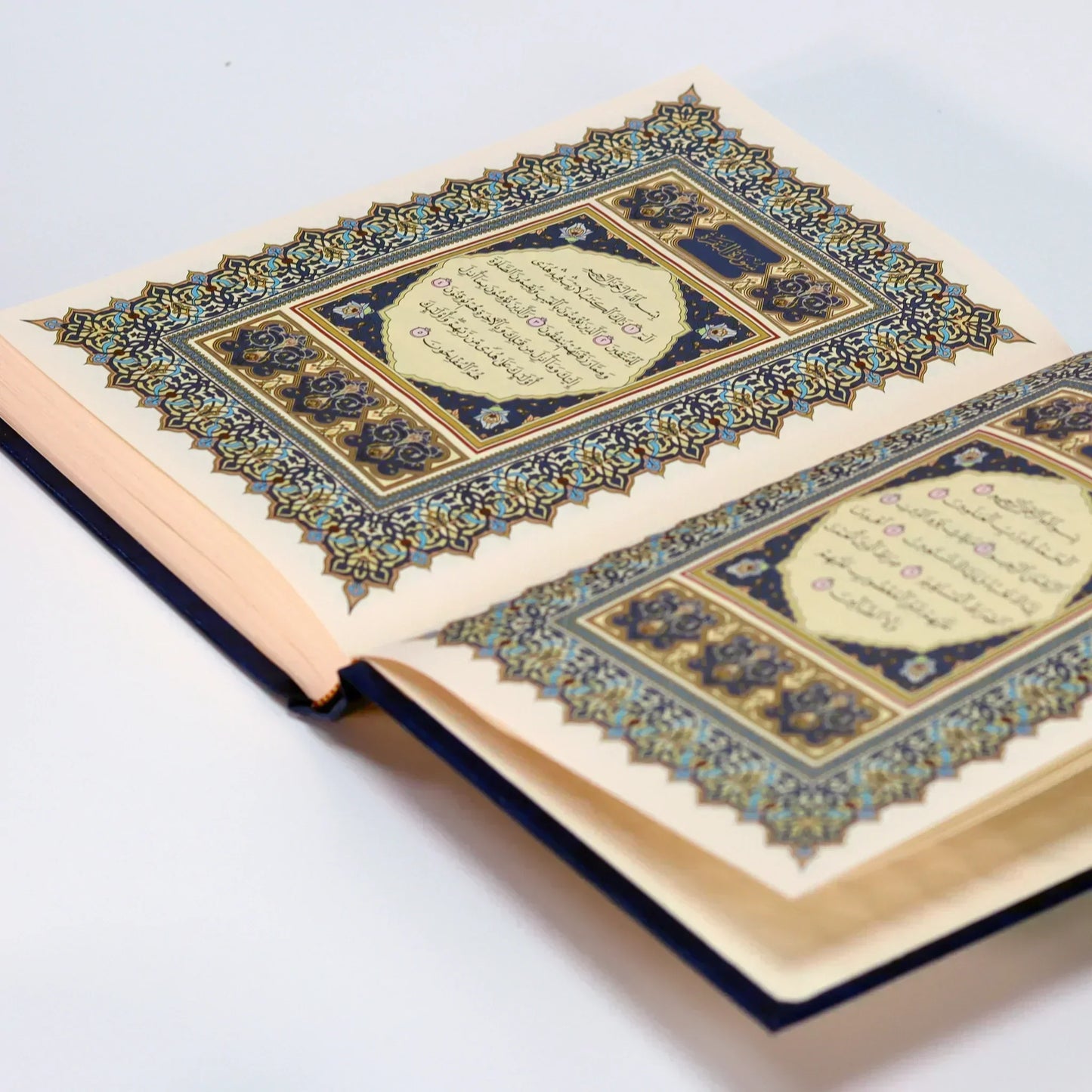 المصحف بالرسم العثماني برواية حفص عن عاصم –غلاف أسماء الله الحسنى ورق شاموا مقاس 14*20 سم